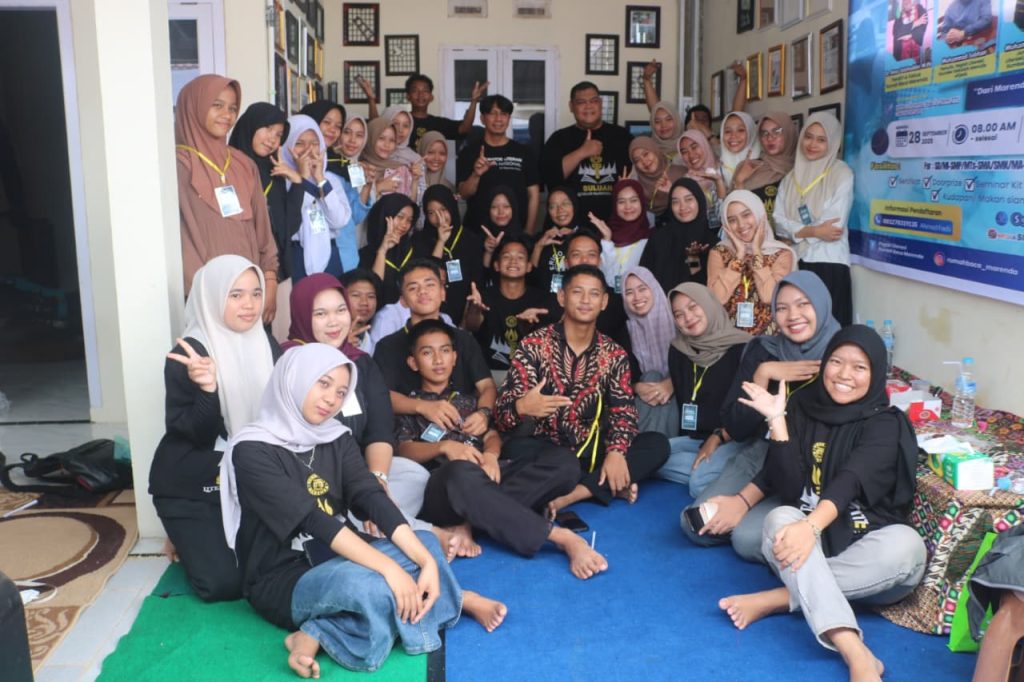 Satu Buku, Satu Aksi: Rumah Baca Marenda Tegaskan Gerakan Literasi Berkelanjutan Ketua Rumah Baca Marenda, Amar Salahuddin, bersama peserta pelatihan menulis bertajuk Satu Buku, Satu Aksi, Membaca Buku: Membuat Proyek Kecil Literasi (28/9/2025)/Foto: Istimewa