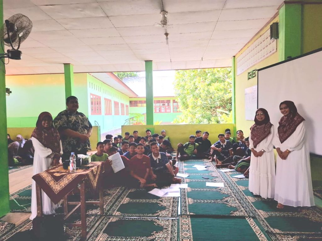 SMA Negeri 1 Koto Salak Gelar Sosialisasi Penulisan Karya Tulis Ilmiah untuk Siswa Kelas XII Dr. Amar Salahuddin, M.Pd., menjadi pemateri dalam kegiatan kokurikuler SMA Negeri 1 Koto Salak fase F, tentang penulisan karya tulis ilmiah pada Rabu (19/11/2025). Kegiatan ini bertujuan memberikan pemahaman komprehensif mengenai penulisan karya tulis ilmiah/Foto Redaksi