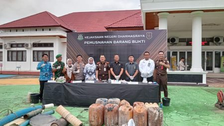 Prosesi pemusnahan barang bukti di Kejaksaan Negeri Dharmasraya tampak hadir Wakil Bupati Dharmasraya Leli Arni. (Galanggang: Istimewa)