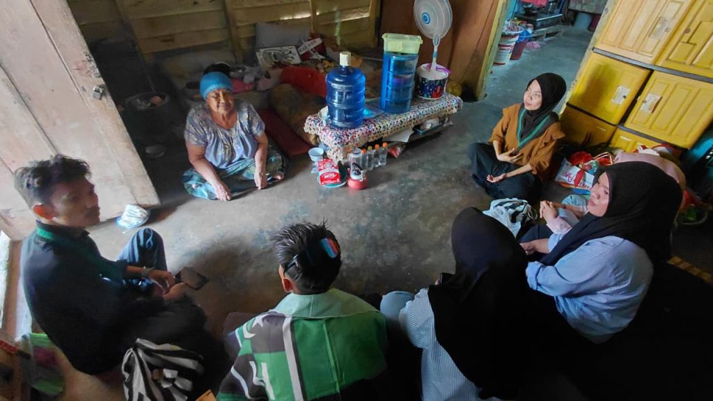 HMI Cabang Dharmasraya Berikan Bantuan Sembako kepada Lansia di Nagari Tanjung Alam